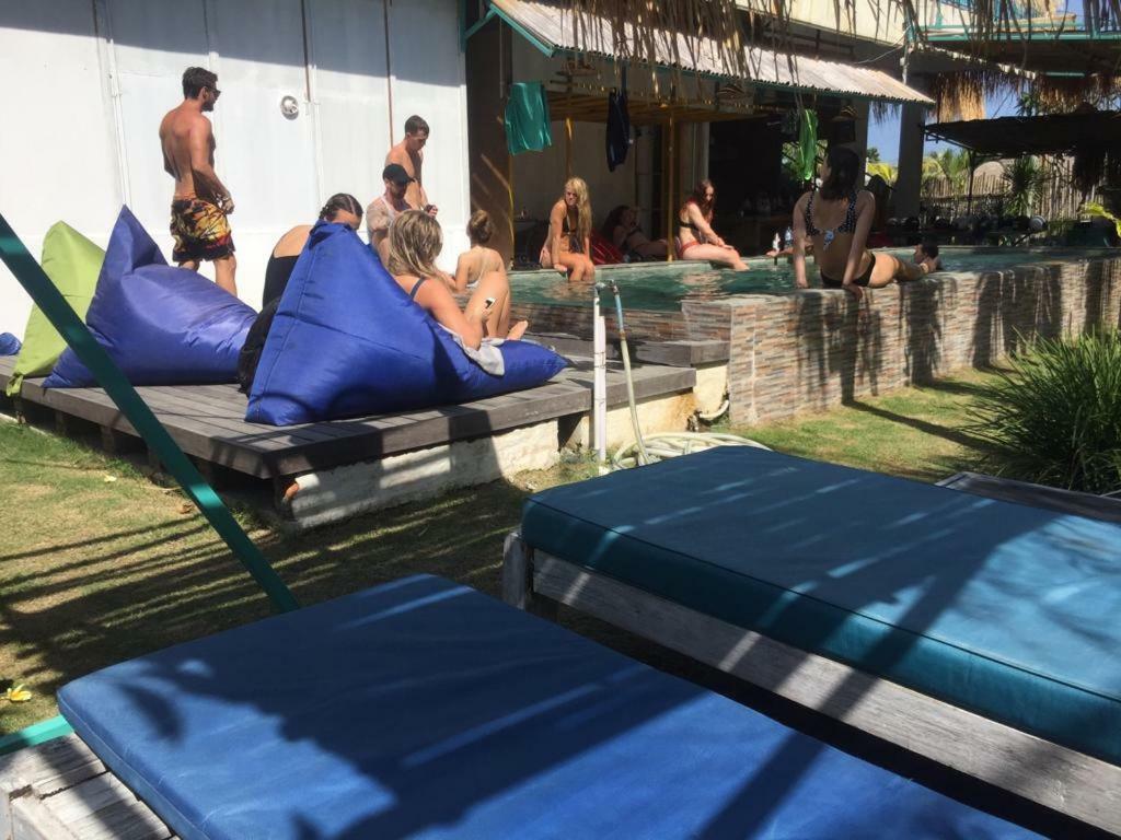 Sunny Surf Lodge Hostel Canggu Esterno foto